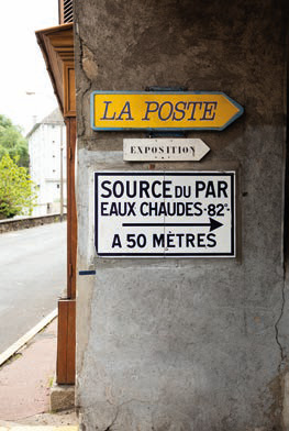 Au cœur du Cantal, Chaudes-Aigues se dévoile comme une perle thermale aux racines antiques. Lorsque les intempéries tourmentaient les chemins traditionnels pour aller à Compostelle, les pèlerins médiévaux, choisissaient de passer par cette bourgade except