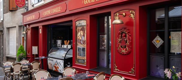 Chez « Gourmet et Glouton », le nouvel établissement de Stéphane et Cécile Chaudesaigues, l’esprit canaille des brasseries parisiennes de la Belle Époque se cache dans les détails.